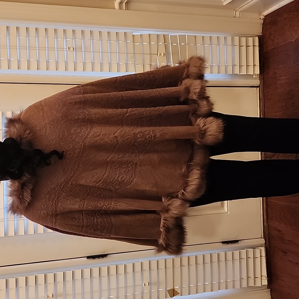 Ladies faux fur cape - Picture 8 of 8